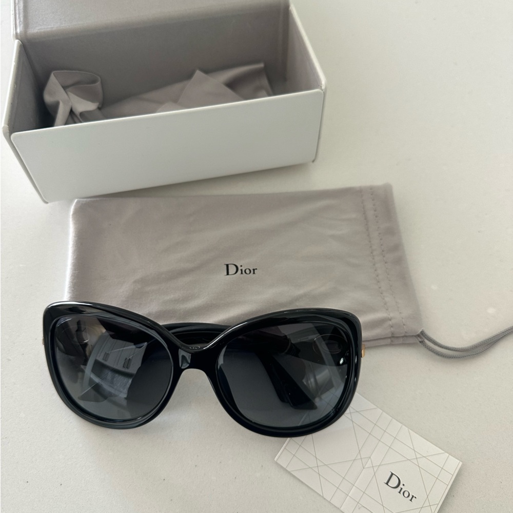 Authentic Dior sunglasses excellent no scratches. Style d28hd